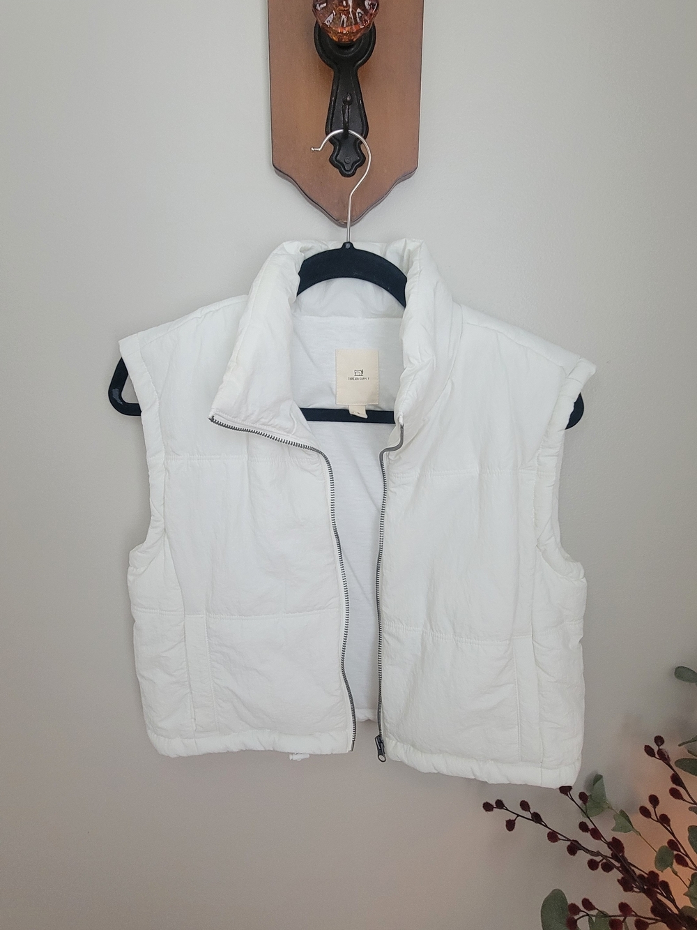 Thread & Supply Size S Women's White Quilted Cropped Vest